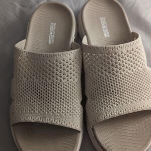 Skechers Goga Mat Women's Cream Slide Sandals